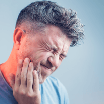 Woan with hurting tooth